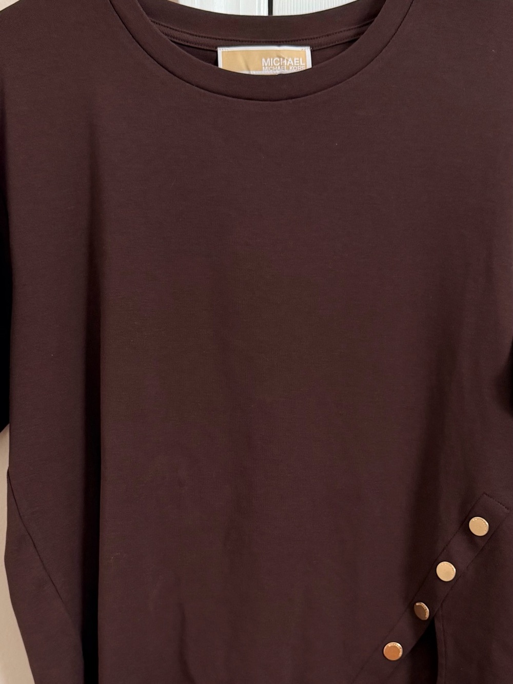 Michael Kors Brown Cropped Woman’s M Short Sleeve Top w/ Gold Buttons - Picture 4 of 6
